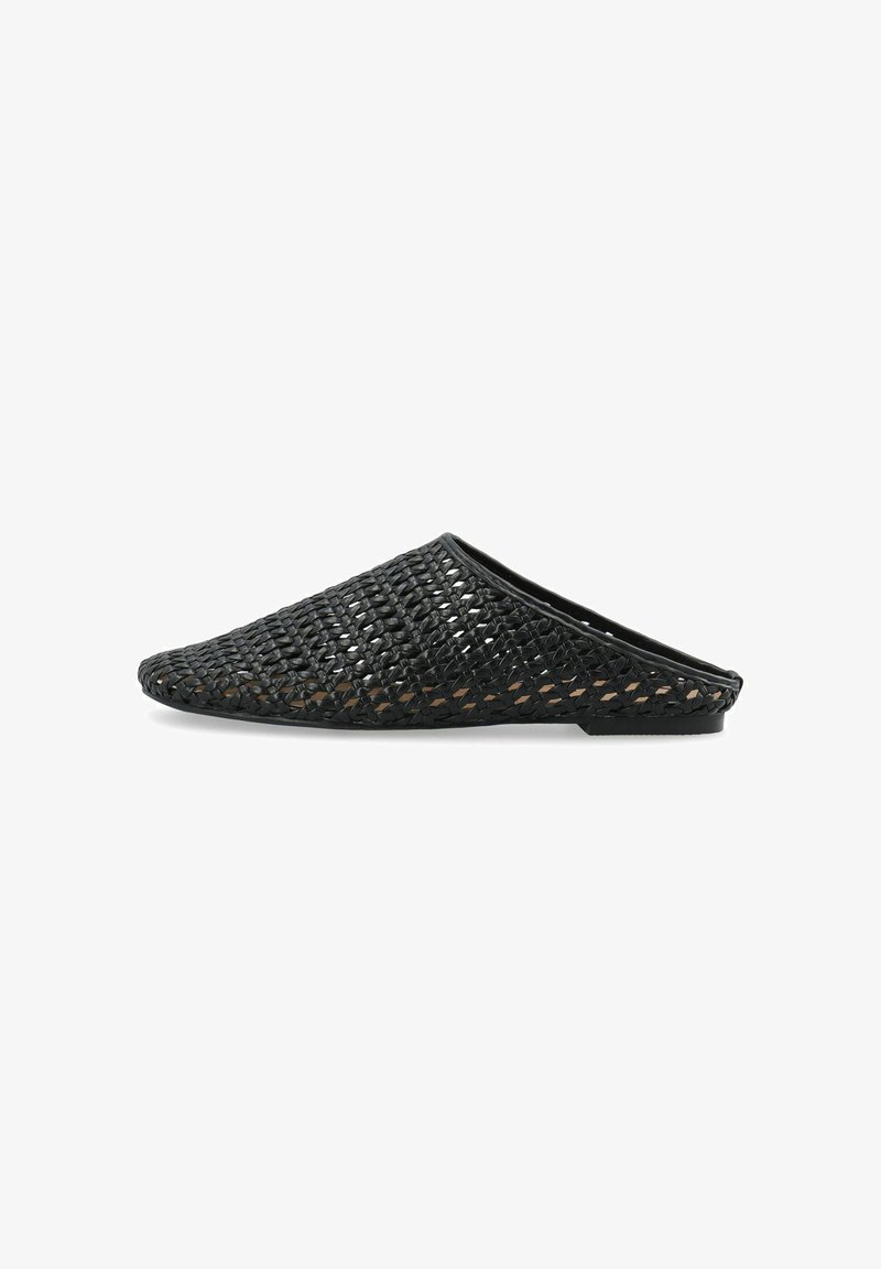 Mule noire tissée à enfiler avec un bout pointu et une semelle plate, conçue pour un usage décontracté et une bonne respirabilité.