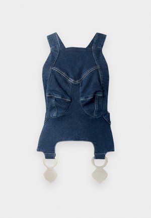Denim top z širokimi naramnicami, dvema sprednjima žepoma, ukrivljenim ovratnikom in srebrnim okovjem na dnu za zapenjanje.