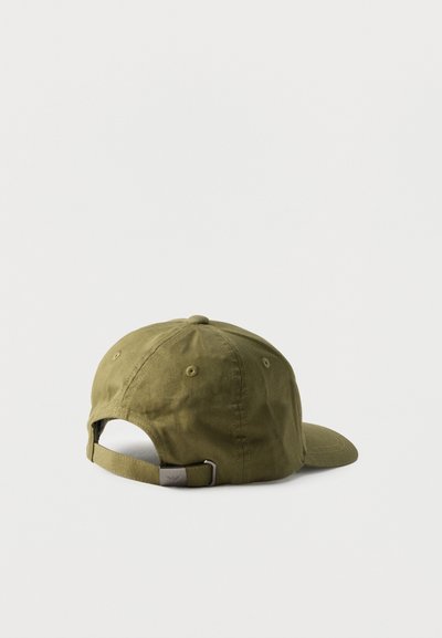 Καπέλο μπέιζμπολ σε ελαιί πράσινο με ρυθμιζόμενο υφασμάτινο λουρί και μεταλλική αγκράφα, απεικονίζεται από πίσω σε λευκό φόντο.