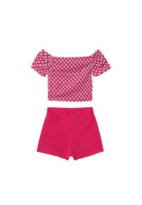 Top corto rosa a spalle scoperte con un motivo a diamante, abbinato a pantaloni corti rosa uni, con una cintura su misura.
