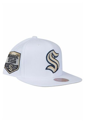 Casquette snapback blanche avec un logo "S" brodé en marine et or. Comprend un patch étiqueté "Saison Inaugurale" sur le côté.