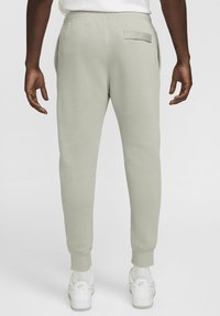 Nike Sportswear CLUB JGGR - Tepláky - jade horizon jade horizon white