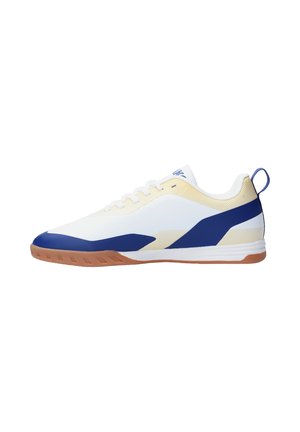 Witte sportschoen met blauwe en beige accenten, bruine zool, vetersluiting en blauwe hieltreklip, getoond in zijaanzicht op een witte achtergrond.