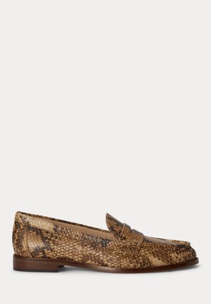 Bruine leren loafer met een slangenhuidpatroon en lage houten hak, zijaanzicht op een effen achtergrond.
