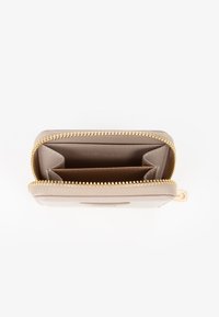 Portafoglio compatto beige realizzato in pelle texturizzata, con una zip dorata, due scomparti per carte e un interno liscio.