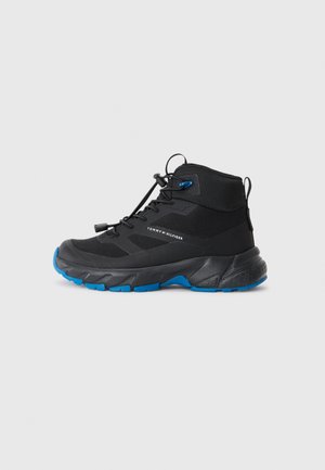 Schwarze Wanderschuhe mit blauen Akzenten, hoch geschnitten, strukturiertes Obermaterial, Schnürsystem und strapazierfähige Sohle für Griffigkeit.