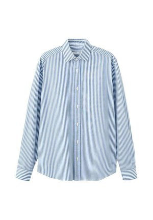 Blau-weiß gestreiftes Hemd mit Knöpfen, klassischem Kragen und langen Ärmeln. Hergestellt aus leichtem Stoff, mit geradem Saum und Manschetten.