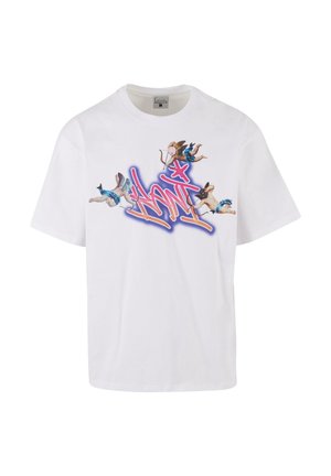 Fehér pamut póló, középen színes grafikai nyomattal, figurákkal és graffiti-stílusú szöveggel rózsaszín és lila árnyalatokban.
