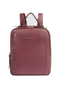 Mochila de cuero burdeos con herrajes en tono dorado, correas dobles, un asa superior y un compartimento principal con cremallera. Textura suave con detalles mínimos.