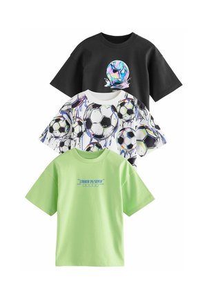 Set van drie t-shirts: zwart met een kleurrijke balgrafiek, wit met voetbalschema's en limoen groen met blauwe tekstaccenten. Katoenmateriaal.