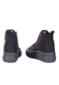 Czarne sneakersy typu high-top wykonane z kanwy o teksturowanej powierzchni, z grubą gumową podeszwą, zapinane na sznurówki i z małym detalem w stylu Union Jack.