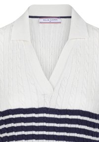 Pull en tricot blanc avec un col en V, présentant un motif en maille torsadée sur le haut et des rayures horizontales bleu marine et blanches en bas.