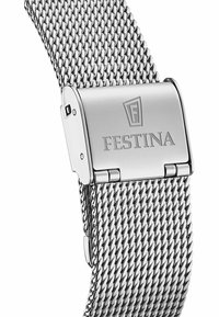 Stříbrný kovový řemínek na hodinky s lesklou stříbrnou sponou, který má vyrytý logo "FESTINA" a celoplošný texturovaný vzor.