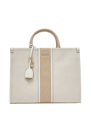 Borsa a mano beige e crema con tessitura, doppi manici, pannello centrale in rilievo, dettaglio con marchio e etichetta di pelle appesa con ciondolo in metallo.
