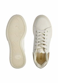 Białe niskie sneakersy wykonane z gładkiej skóry z teksturowaną podeszwą. Posiadają sześć otworów na sznurówki, białe sznurówki oraz brązowy akcent na pięcie.