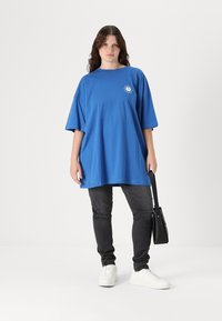 Even&Odd Curvy LIZ FEEL GREAT  - Marškinėliai su spaudiniu - blue