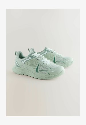 Adidași de culoare verde deschis, cu secțiuni din plasă, suprapuneri texturate și o talpă cu pete. Design cu șireturi și manșetă în spate pentru o utilizare ușoară.