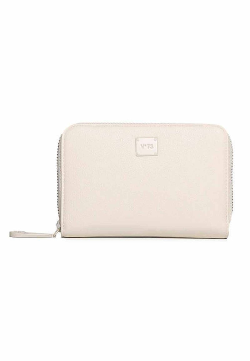 Portafoglio zip in tono crema realizzato in pelle texturizzata. Presenta una placca con logo sulla parte anteriore e una forma slanciata e rettangolare.