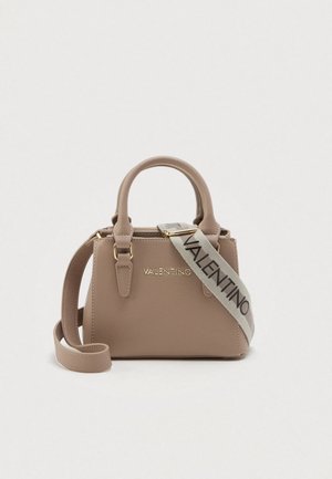 Piccola borsa beige con un design strutturato, manici superiori e una tracolla rimovibile con la scritta "VALENTINO" in nero. Accenti in hardware dorato.