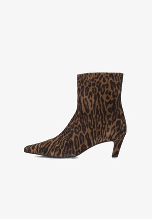 Luipaardprint enkellaarsjes van zacht suede, met een puntige neus en een mid-hoge, tapered hak. De dominante kleuren zijn bruin en zwart.