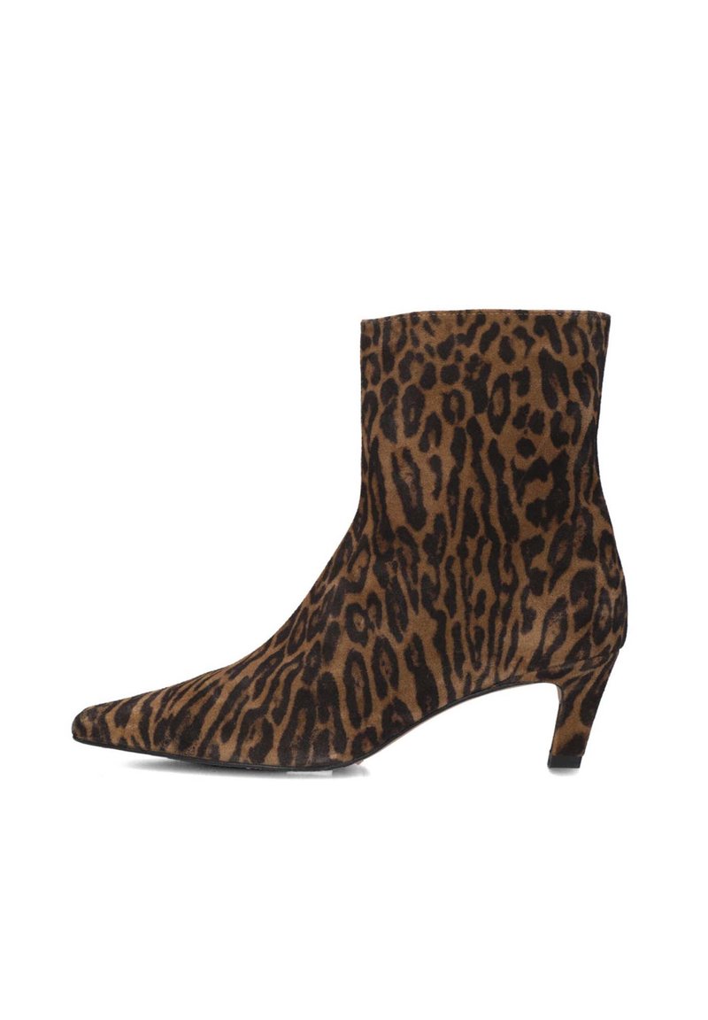Luipaardprint enkellaarsjes van zacht suede, met een puntige neus en een mid-hoge, tapered hak. De dominante kleuren zijn bruin en zwart.