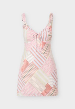 Vestito rosa senza maniche con strisce verticali e diagonali multicolori e dettaglio a laccio sulla scollatura a V.