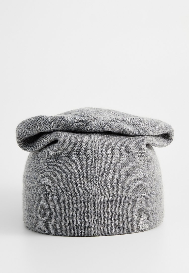 Szara dziana czapka beanie z podwiniętą końcówką, o miękkiej teksturze i zaokrąglonym wierzchu. Brak widocznych wzorów lub ozdób.