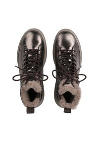 Zapatillas altas de color gris metálico oscuro con acabado texturizado, que cuentan con forro de piel de marta marrón, diseño de cordones y una pestaña en el talón.