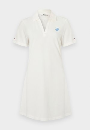Robe polo en coton blanc cassé, avec un col en V, des manches courtes et un logo bleu clair sur la poitrine. Design simple et droit avec une légère évasement.