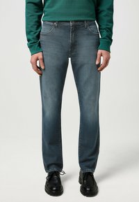 Wrangler LARSTON - Jeans slim fit - ocean storm