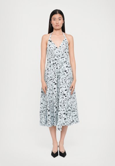 Blumenmuster-Midikleid in Hellblau und Schwarz, mit Neckholder-Design, verfügt über ein eng anliegendes Oberteil, einen fließenden Rock und eine glatte Stoffstruktur.