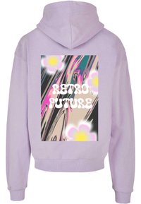 Lila kapuca s grafikonom na leđima koja sadrži retro stilizirani natpis "RETRO BUDUĆNOST" i apstraktne cvjetne uzorke u ružičastoj i žutoj boji.