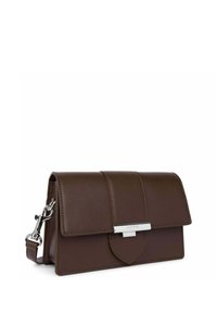 Borsa a tracolla in pelle marrone con chiusura a patta, hardware argentato, tracolla rimovibile e un accento a forma di diamante sulla parte anteriore. Texture liscia.