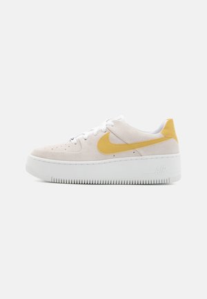 AF1 SAGE - Sportcipő - white/infinite gold