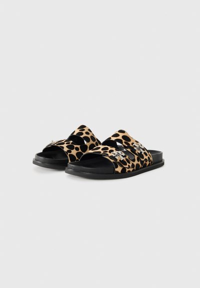 Leopardenmuster-Slidesandalen mit einem weichen Stoff-Obermaterial, zwei breiten Riemen und einer schwarzen Gummisohle. Verfügt über metallische Hardware-Akzente.