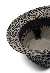 Leopardenmuster-Hut mit weicher, gefilzter Textur. Graue Grundfarbe mit schwarzen Flecken und glattem, schwarzem Innenfutter. Innenetikett sichtbar.