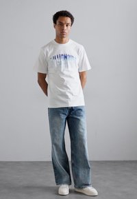 Billionaire Boys Club GREAT WAVE FILL ARCH LOGO - Marškinėliai su spaudiniu - white