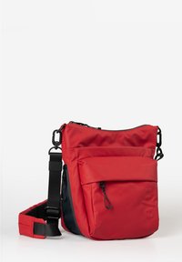 Borsa a tracolla rossa in nylon con chiusura a zip, tracolla regolabile, tasca anteriore con zip e branding sottile sul lato. Texture liscia.