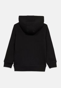 Μαύρο φούτερ με μακριά μανίκια, ριμπ μανσέτες και τελείωμα, απλωμένο επίπεδα που δείχνει την πίσω πλευρά με μεγάλο προσαρτημένο κουκούλα.