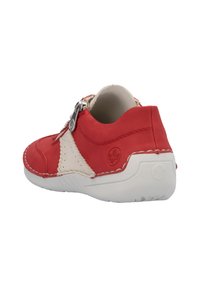 Rood leren schoen met witte accenten, met een gebogen ontwerp, gestikte details en een decoratieve gesp aan de zijkant. Witte rubberen zool.