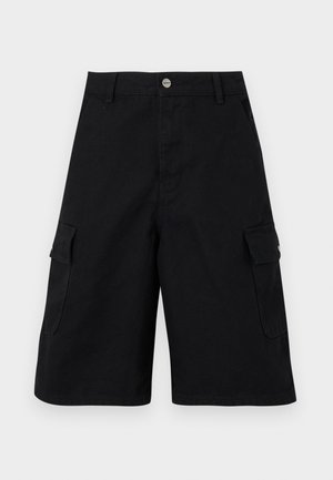 Czarne szorty cargo wykonane z wytrzymałego materiału. Posiadają dwie boczne kieszenie, zamek błyskawiczny oraz prostą talię z metalowym guzikiem.