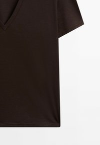 Massimo Dutti FLOWING V-NECK - T-shirt basique - dark brown