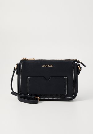 Petite sac en cuir noir avec des coutures blanches contrastées, une poche avant et une sangle détachable. Fermeture éclair en haut, accents en métal doré.