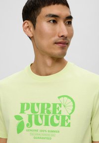 s.Oliver FRONTPRINT - T-shirt print - limettengrün