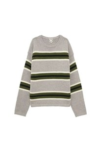 Pull en maille gris avec des rayures horizontales vertes et blanches, col rond, manches longues, poignets et ourlet inférieur côtelés. Tissu texturé.