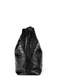 Borsa a secchiello in pelle nera con texture a coccodrillo e chiusura con coulisse, in piedi su sfondo bianco.