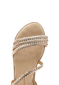 Sandalia con tiras trenzadas metálicas en color rosa dorado, suela de un suave color marrón claro y textura lisa. Diseñada para un estilo de punta abierta.