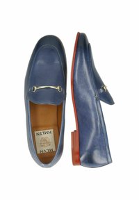 Blå läderloafers med en kedjedetalj i guldton och en slät finish. Innersula i brunt läder och en elegant, låg röd klack.