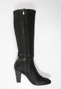 Botte noire en cuir montant jusqu'au genou avec une fermeture éclair, bout effilé, détail de sangle ton sur ton et un talon texturé contrasté. Finition lisse sur l'ensemble.