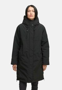 Parka isolante noire avec capuche, dotée de cordons ajustables, de poches latérales, d'une coupe plus longue et d'une texture lisse.